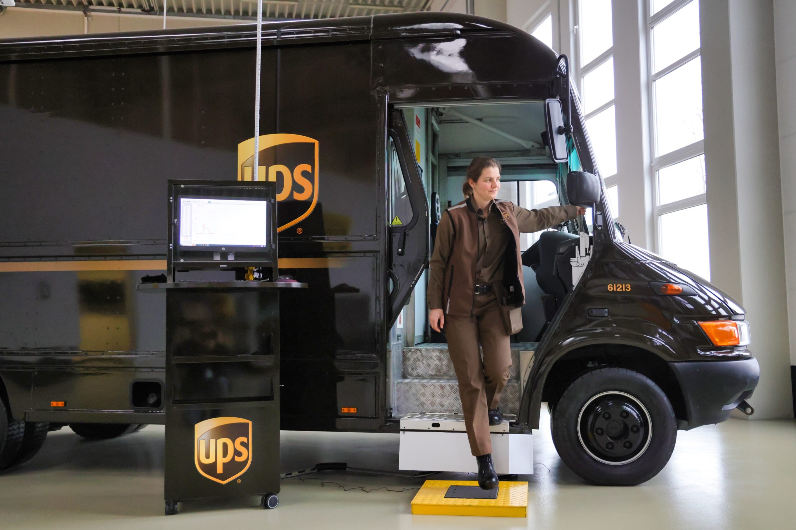 Das Festhalten am Haltegriff beim Aussteigen entlastet Gelenke und Rücken ungemein. Mittels einer Bodenplatte wird der Druck angezeigt.